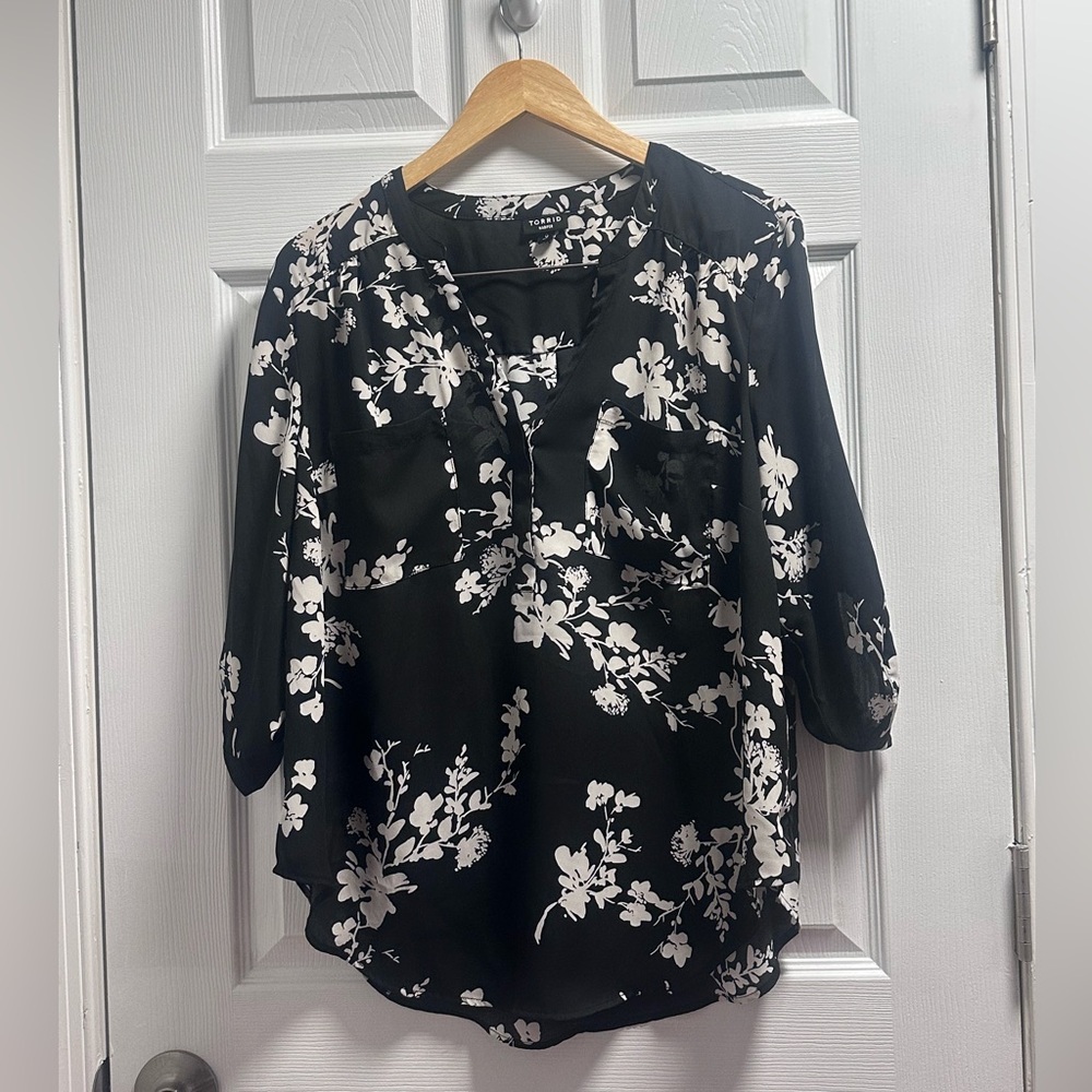 Torrid Black and White Floral V-Neck Pullover Blouse Harper style size 0